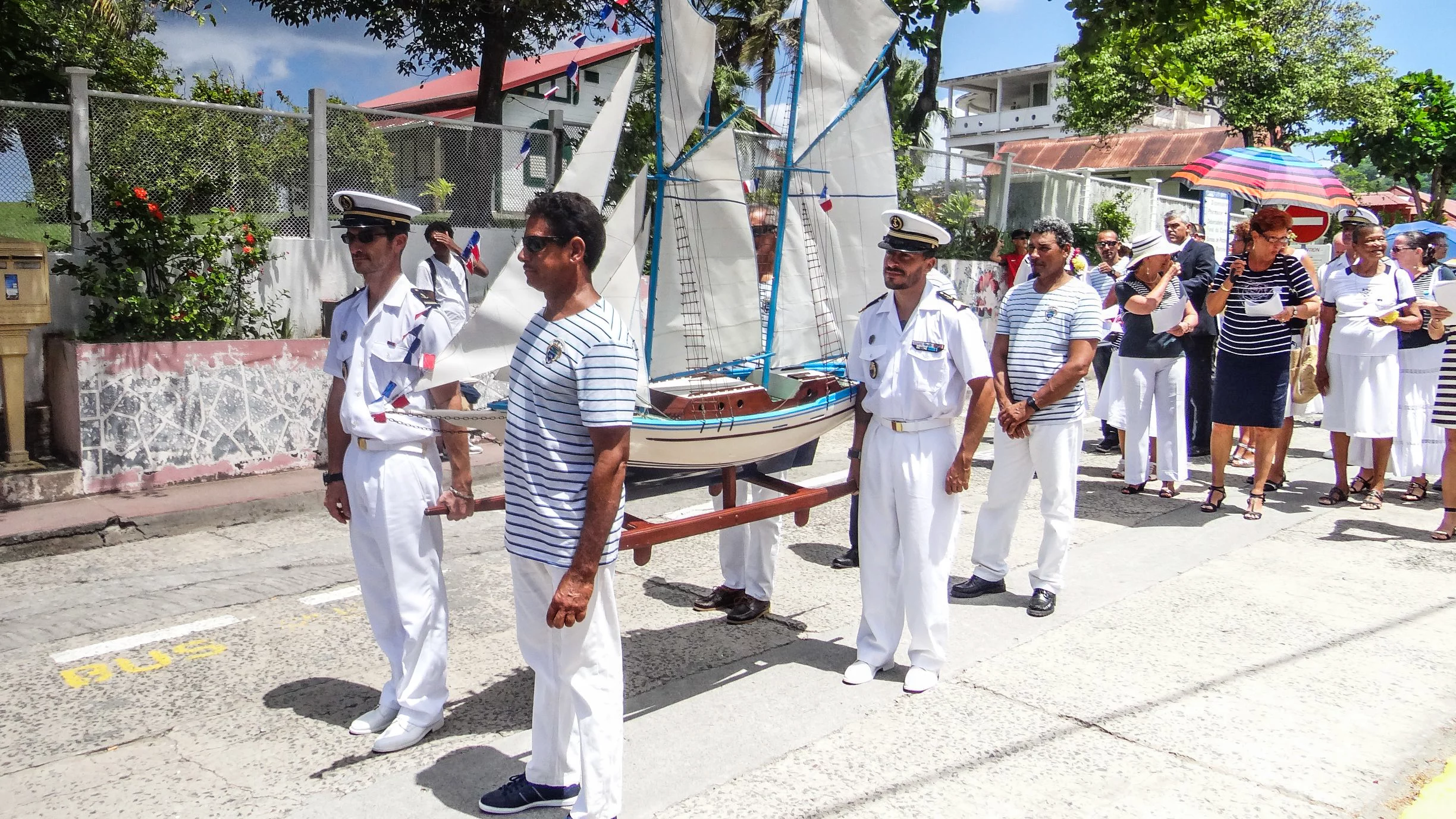 L'équipage du patrouilleur Violette participe à la 350e édition de la fête patronale des Saintes