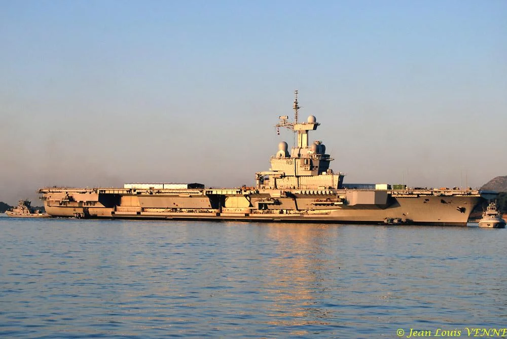 Le Charles de Gaulle sort du bassin