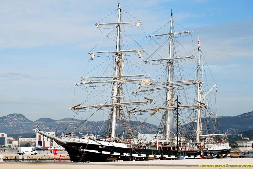 L’équipage installe les voiles sur les vergues du Bélem