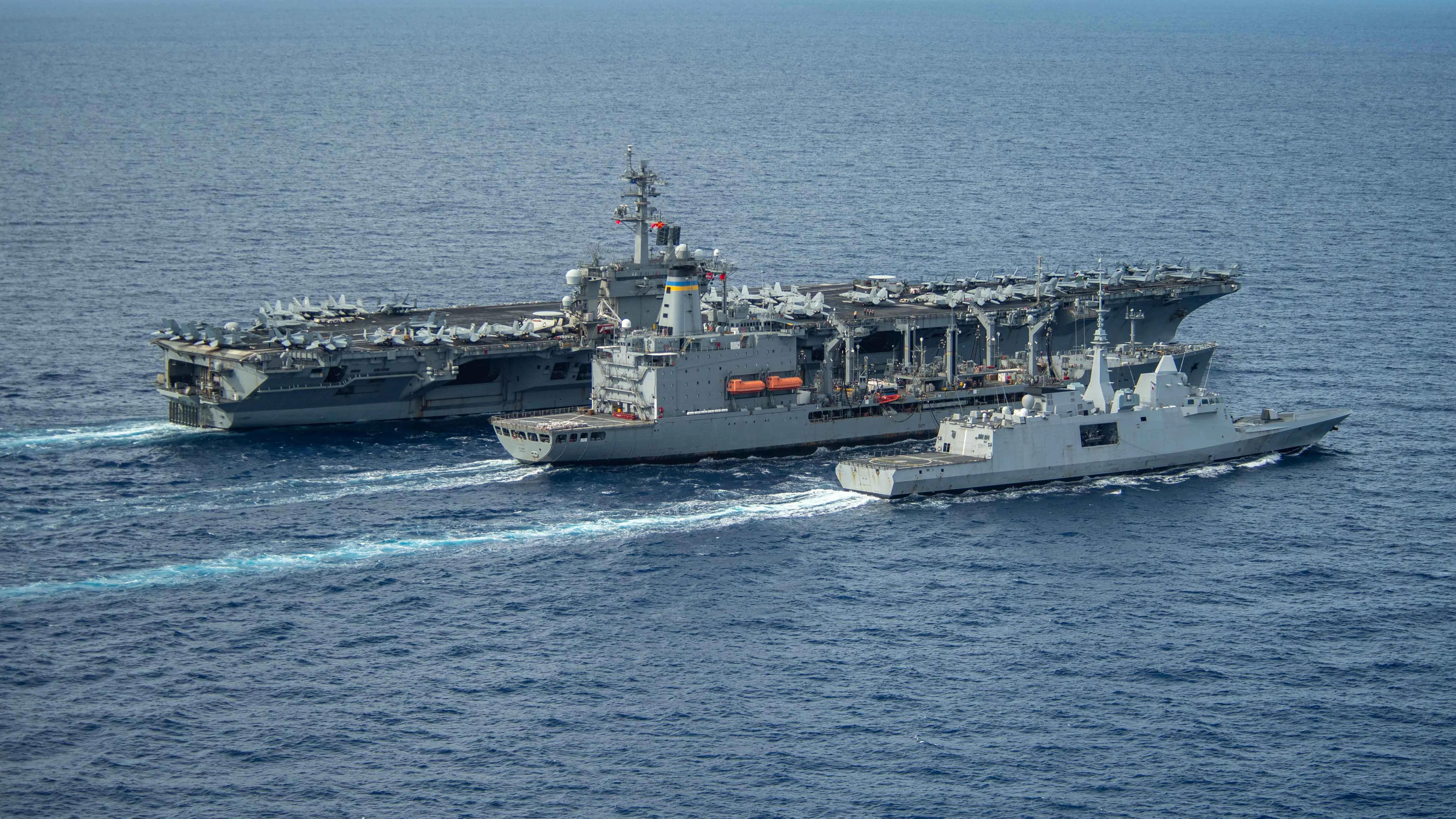 Le porte-avions USS Theodore Roosevelt et la frégate Bretagne se ravitaillent auprès du pétrolier USNS Big Horn