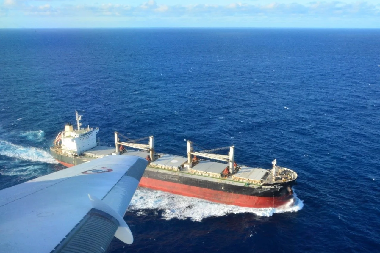 L’avion de patrouille maritime Falcon Gardian de la flottille 25F survole un cargo