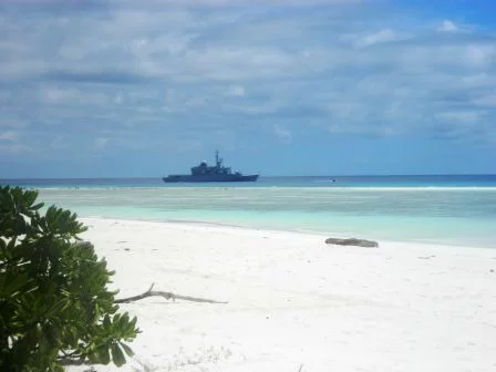Le Nivôse au mouillage devant les Glorieuses
