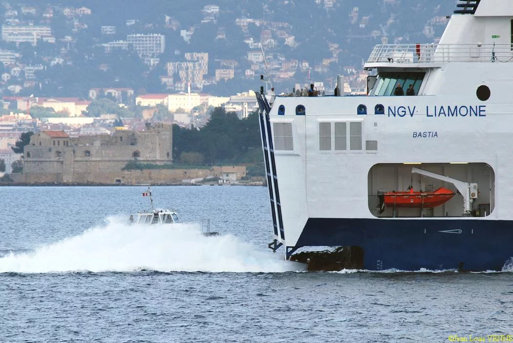 Le Liamone sort de la base navale de Toulon pour des essais
