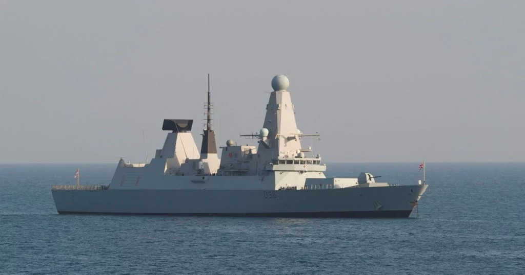La frégate britannique HMS Defender intégrée au groupe aéronaval