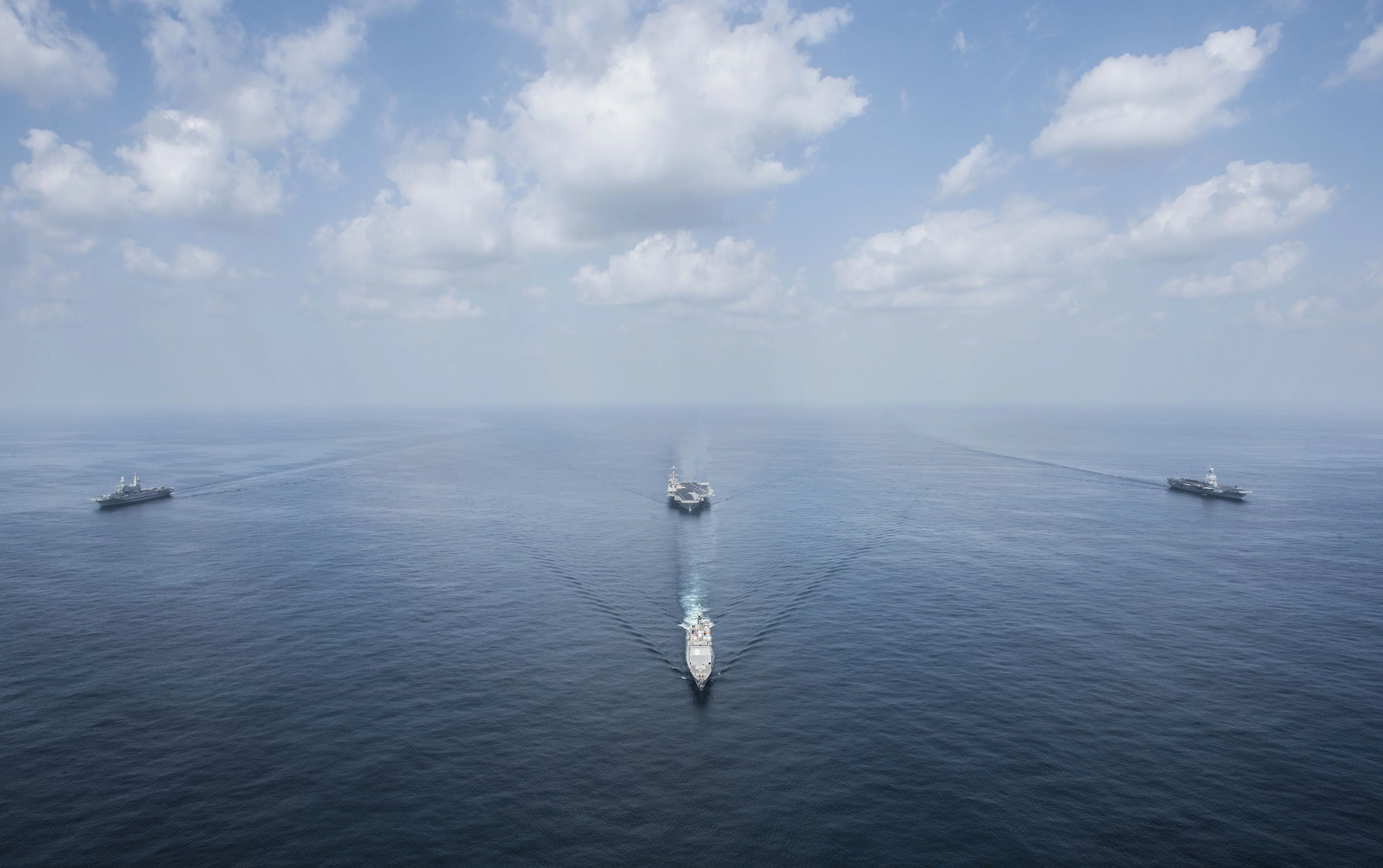 Le destroyer USS Gettysburg et les porte-avions Charles de Gaulle, USS Harry S. Truman et Cavour (italien)