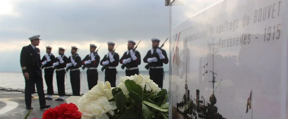 La frégate La Fayette commémore le naufrage du Bouvet