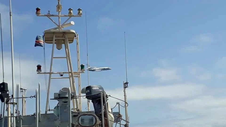 Un avion de surveillance maritime Falcon 50M de la flottille 24F survole un bâtiment des garde-côtes du Cap-Vert