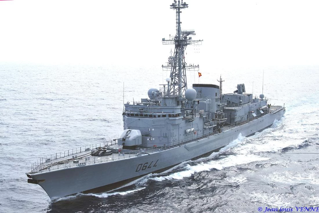 La frégate Primauguet se présente pour un ravitaillement à la mer