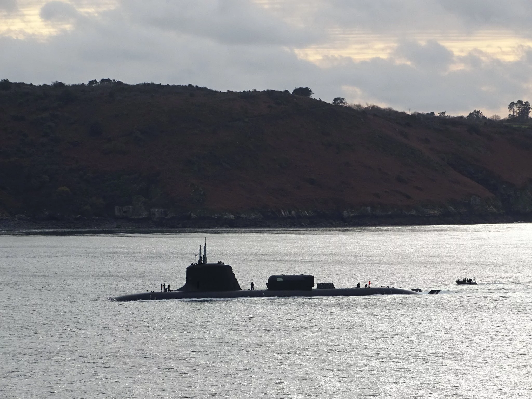Le sous-marin Suffren appareille de Brest avec un dry deck shelter (DDS) sur le pont