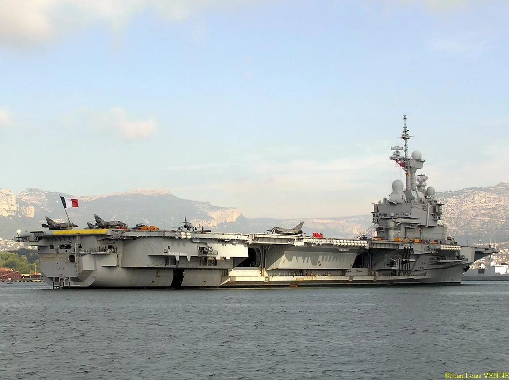 Des avions de chasse sur le pont d'envol