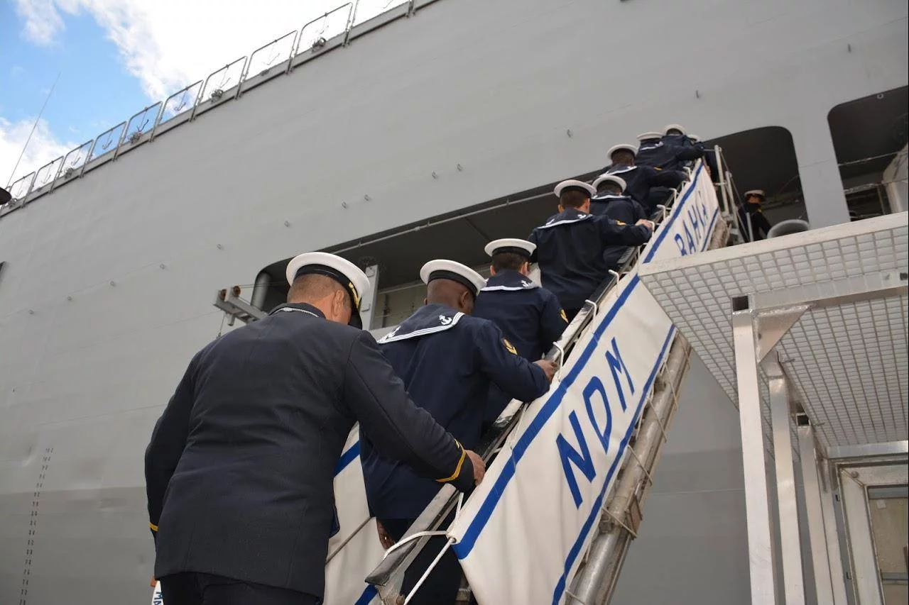 Embarquement de l'équipage brésilien du Bahia