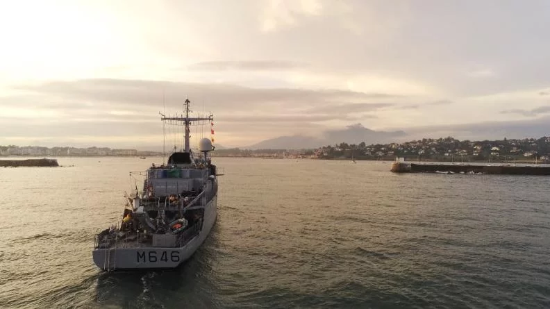 Le Croix du Sud entre dans la baie de St-Jean de Luz
