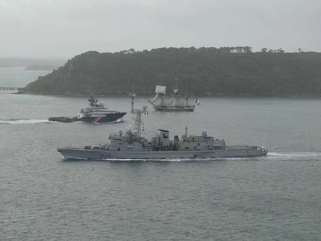 L'Hermione échange un salut avec la frégate anti-sous-marine Latouche-Tréville