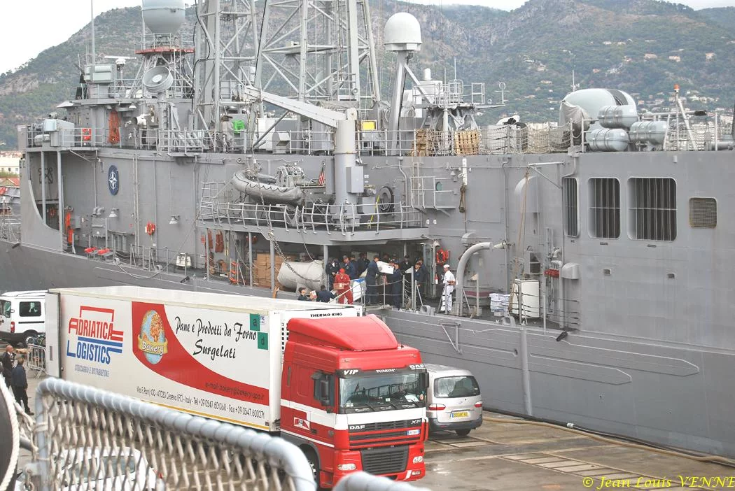 La frégate USS Groves