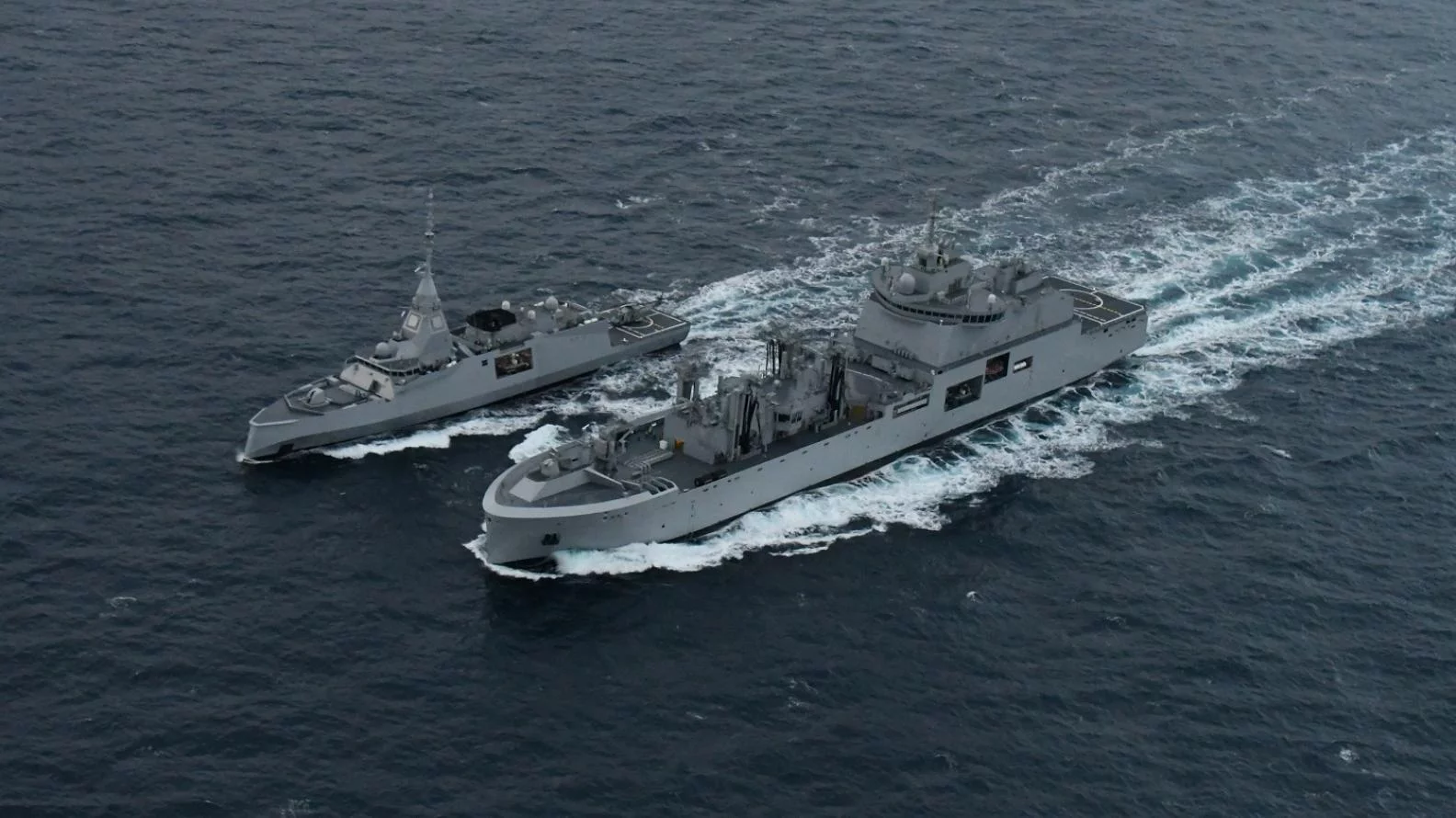Le bâtiment ravitailleur de forces Jacques Stosskopf effectue un ravitaillement à la mer avec la frégate de défense et d’intervention Amiral Ronarc’h