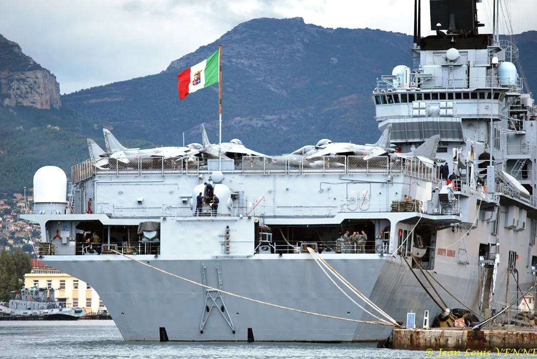 Le porte-avions Garibaldi