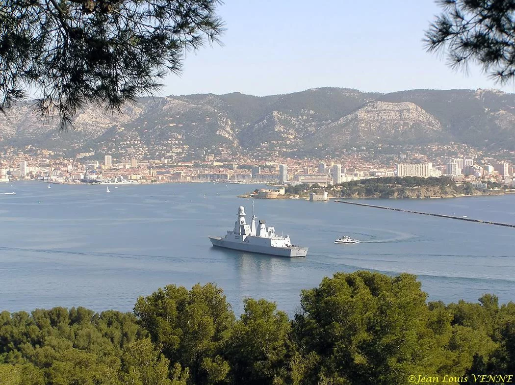 Le Forbin rentre au port