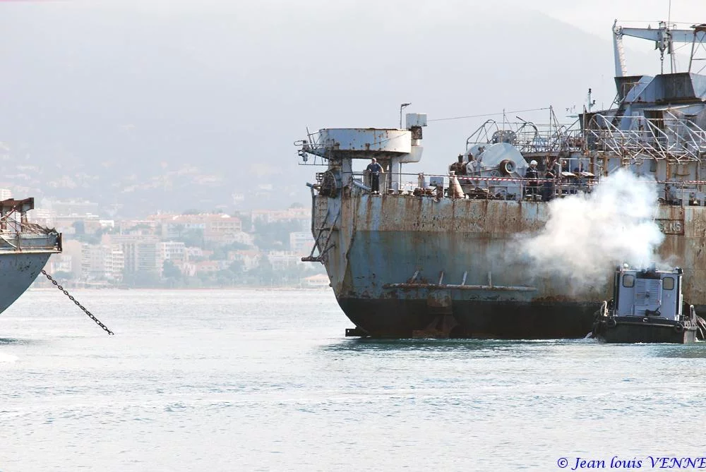 La coque de l’ex-Argens transférée à la base navale de Toulon