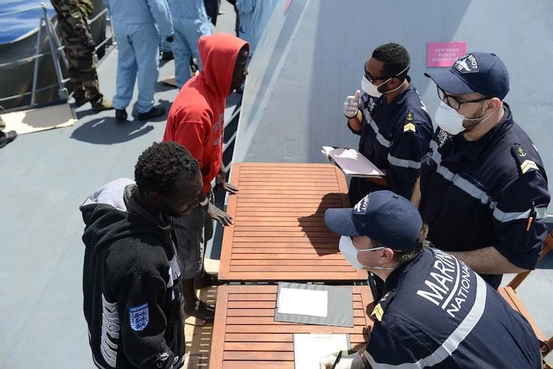 Accueil et enregistrement des naufragés