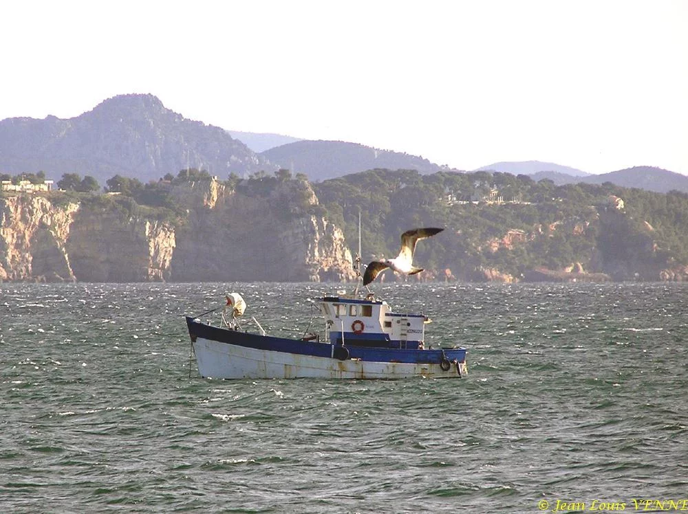 Le bateau de pêche dans les passes, avec personne à bord