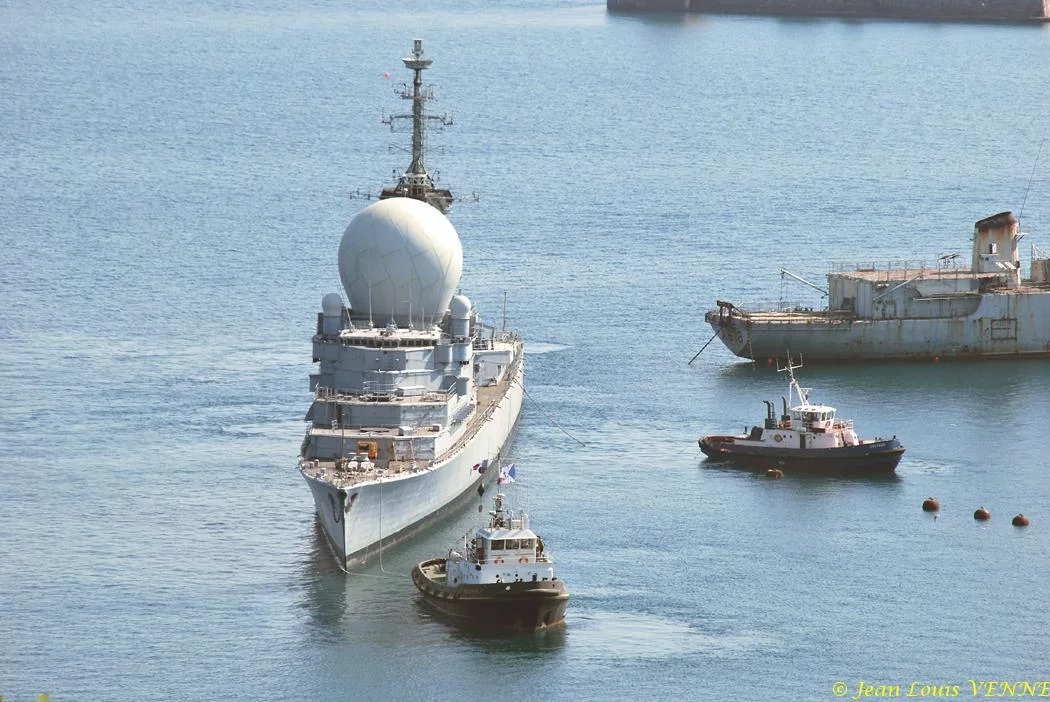 La coque de l'ex-Duquesne positionnée pour protéger le plan d'eau