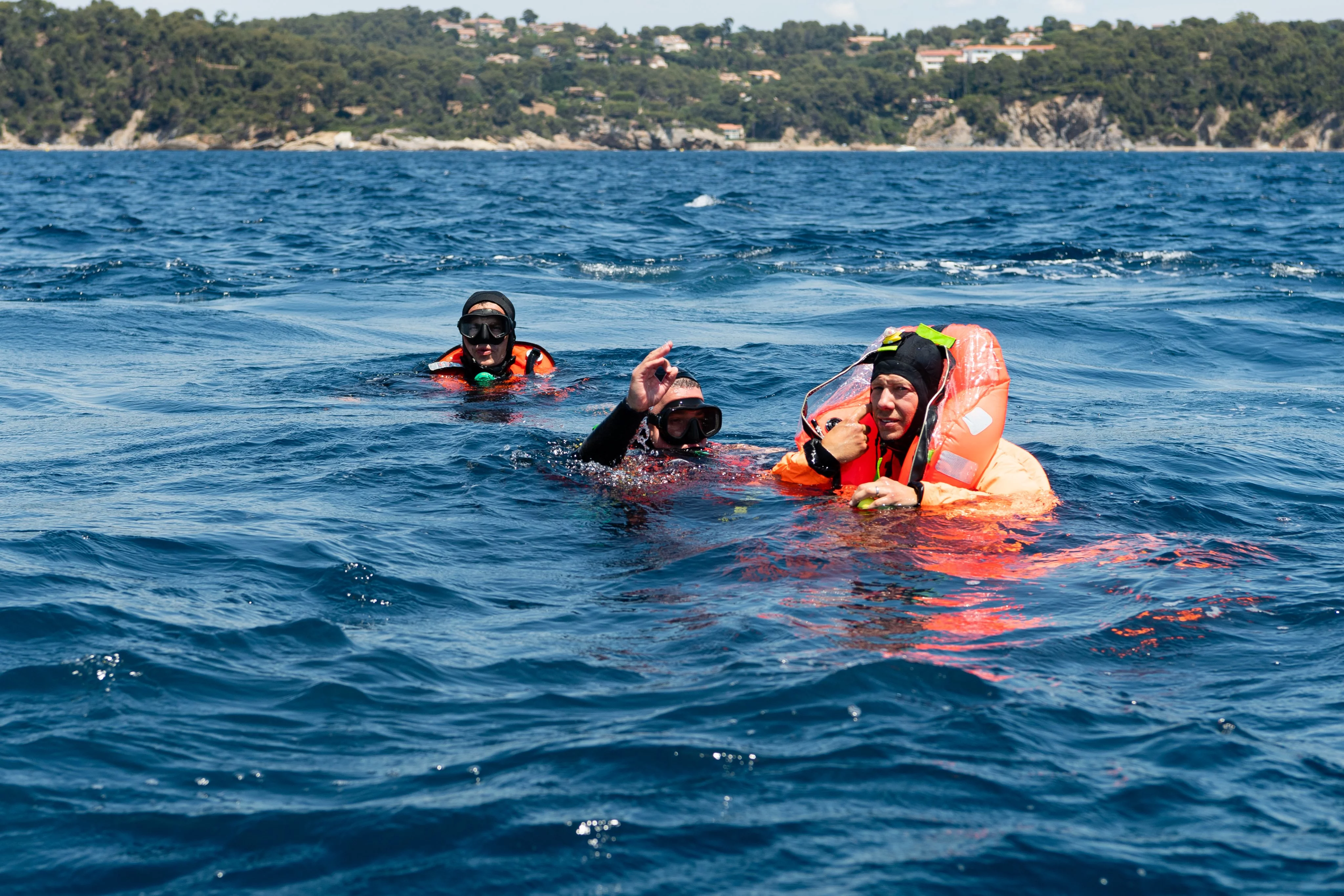 Un volontaire en combinaison en surface