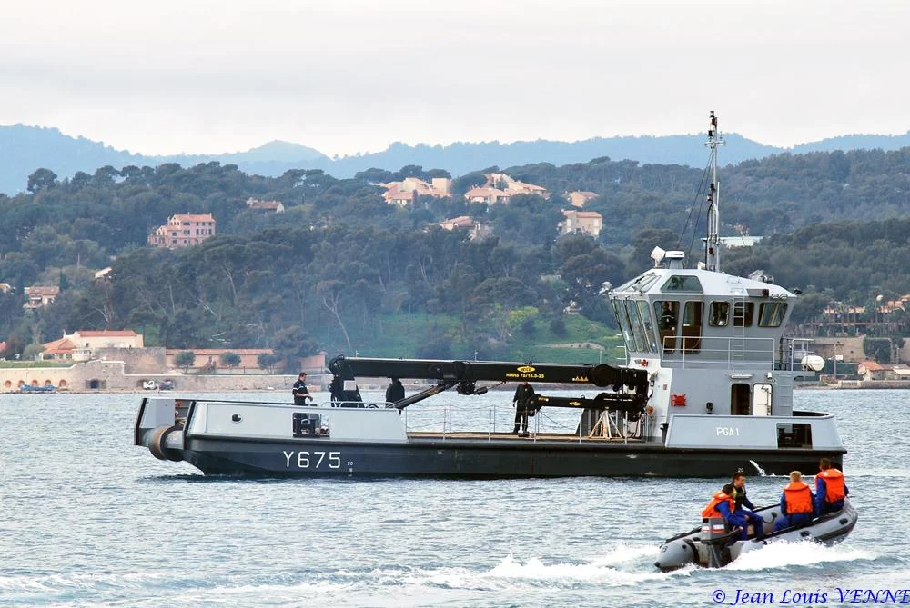 Un des pontons-grue du port de Toulon