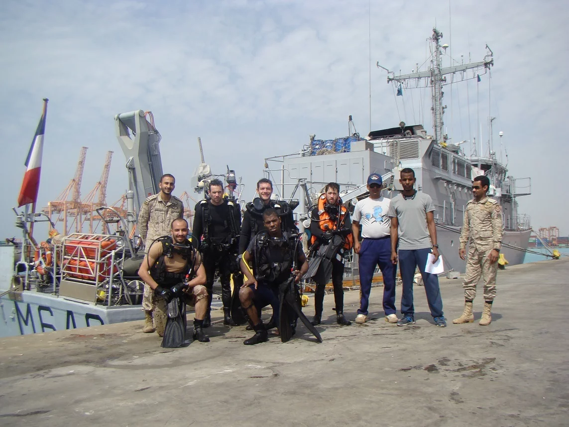 Plongeurs français et saoudiens devant le chasseur de mines « Lyre »