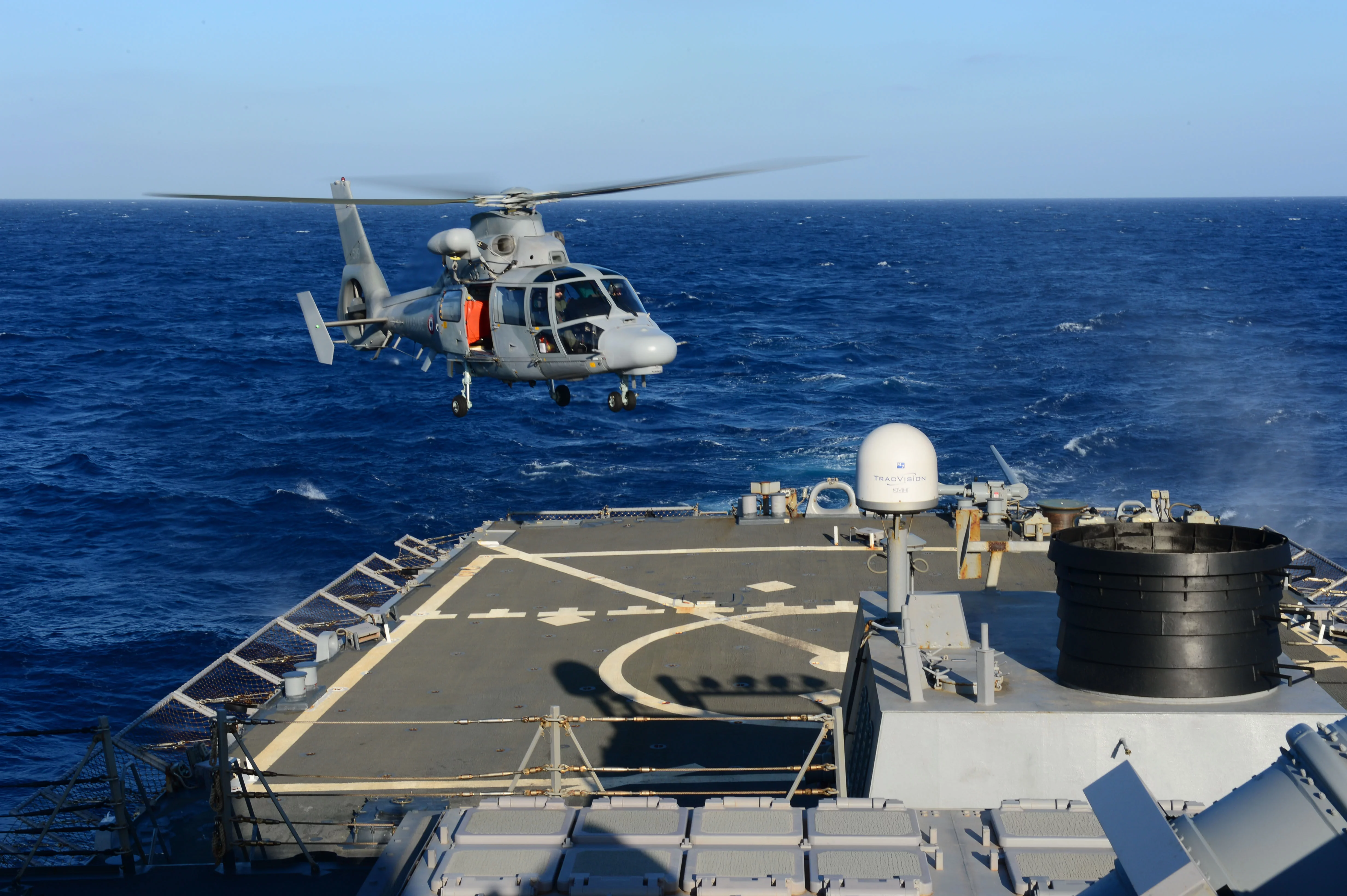 L'hélicoptère de la frégate Cassard apponte sur le destroyer USS Laboon