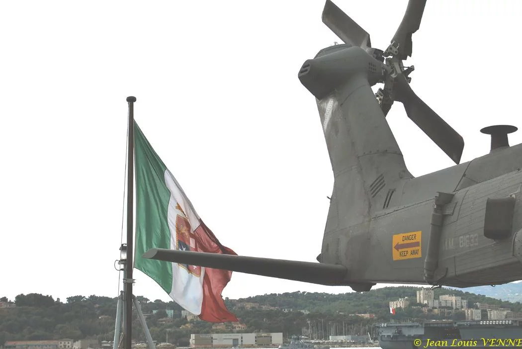 Un hélicoptère EH-101