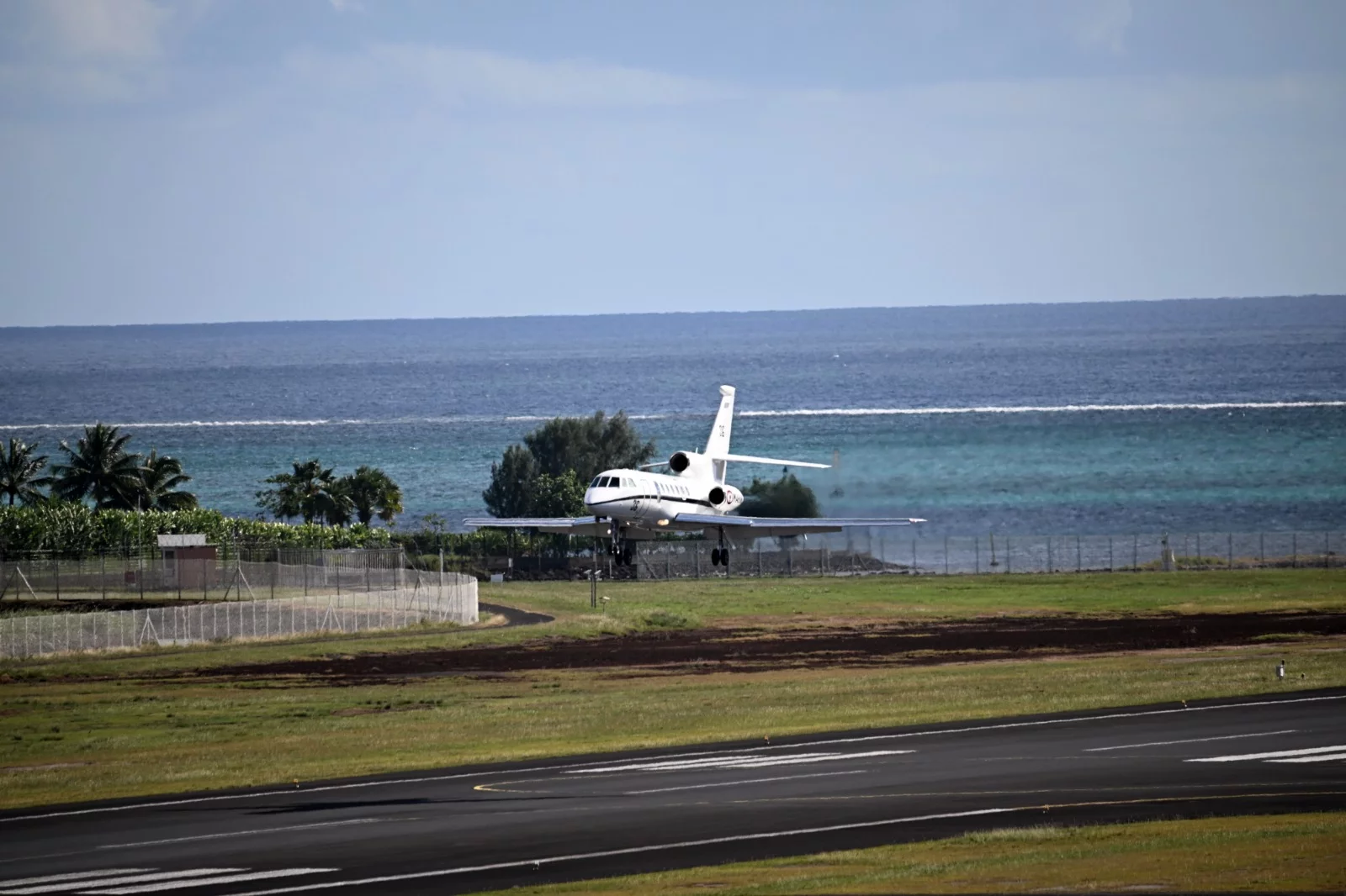 Un avion de surveillance maritime Falcon 50M Triton atterrit sur l'aéroport de Faa’a à Tahiti