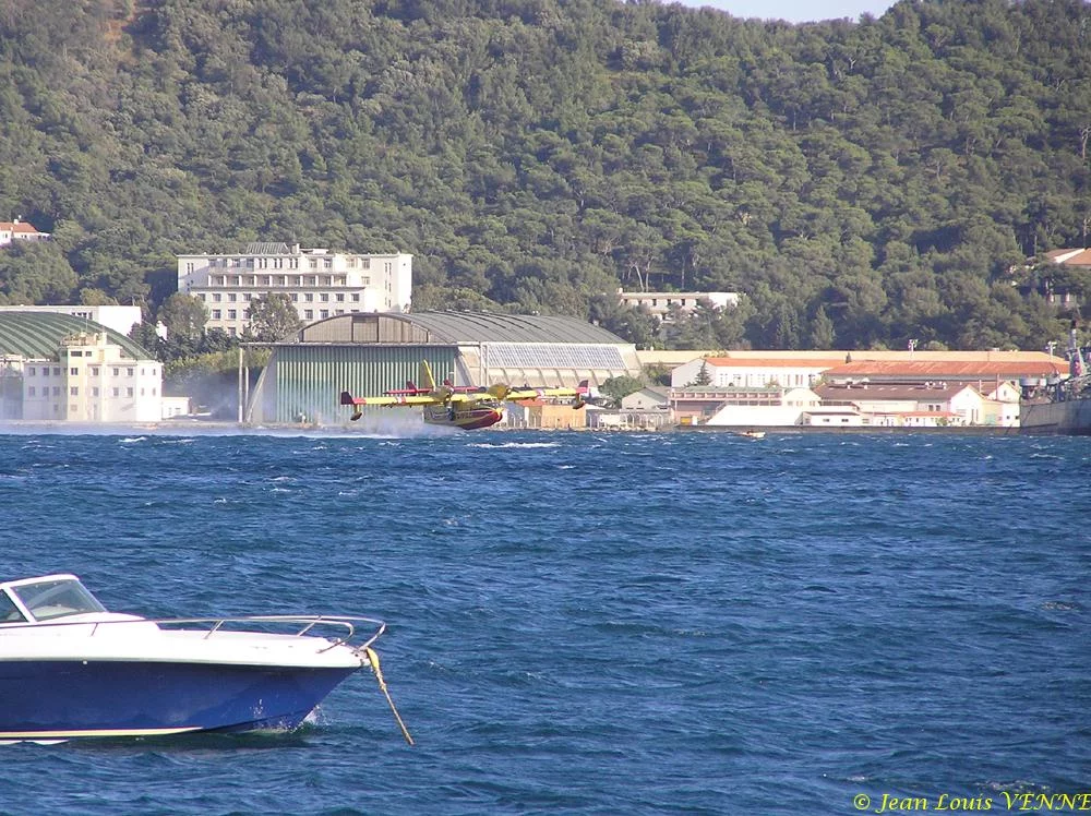 Les Canadairs interviennent au-dessus de Saint Mandrier