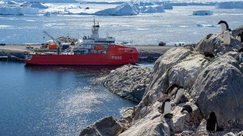 Le patrouilleur polaire L’Astrolabe accosté à la station Dumont-d’Urville