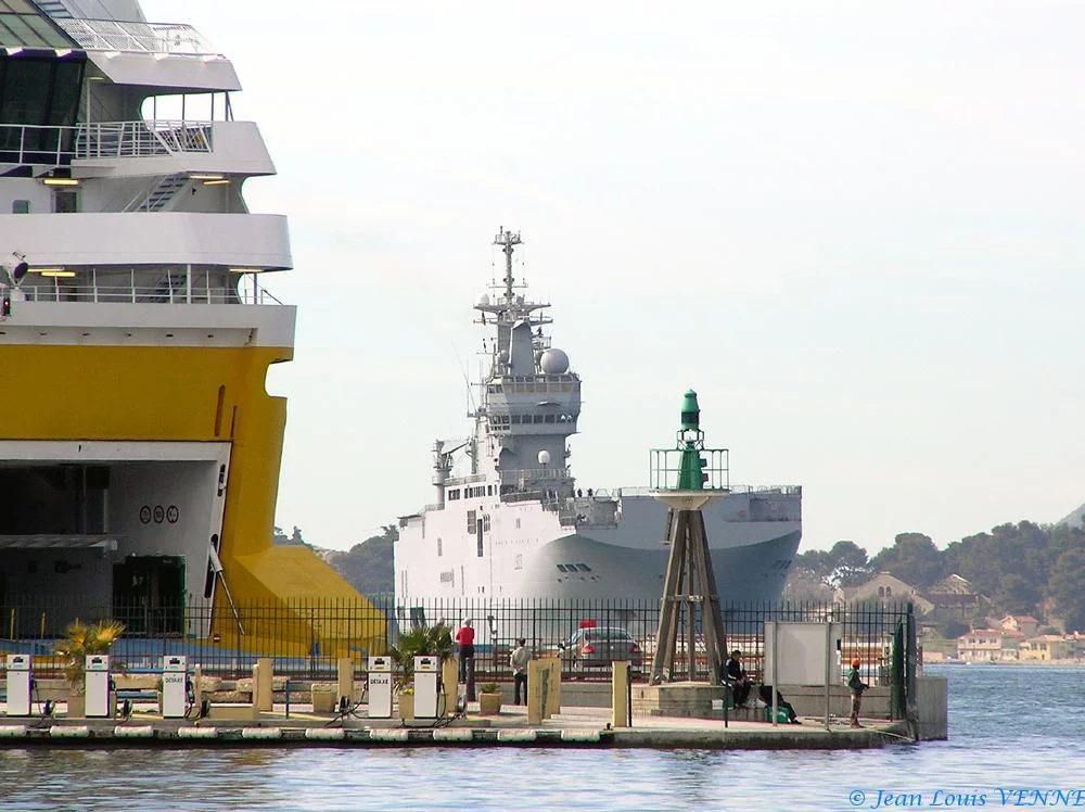 Le Mistral se montre devant le port de Toulon