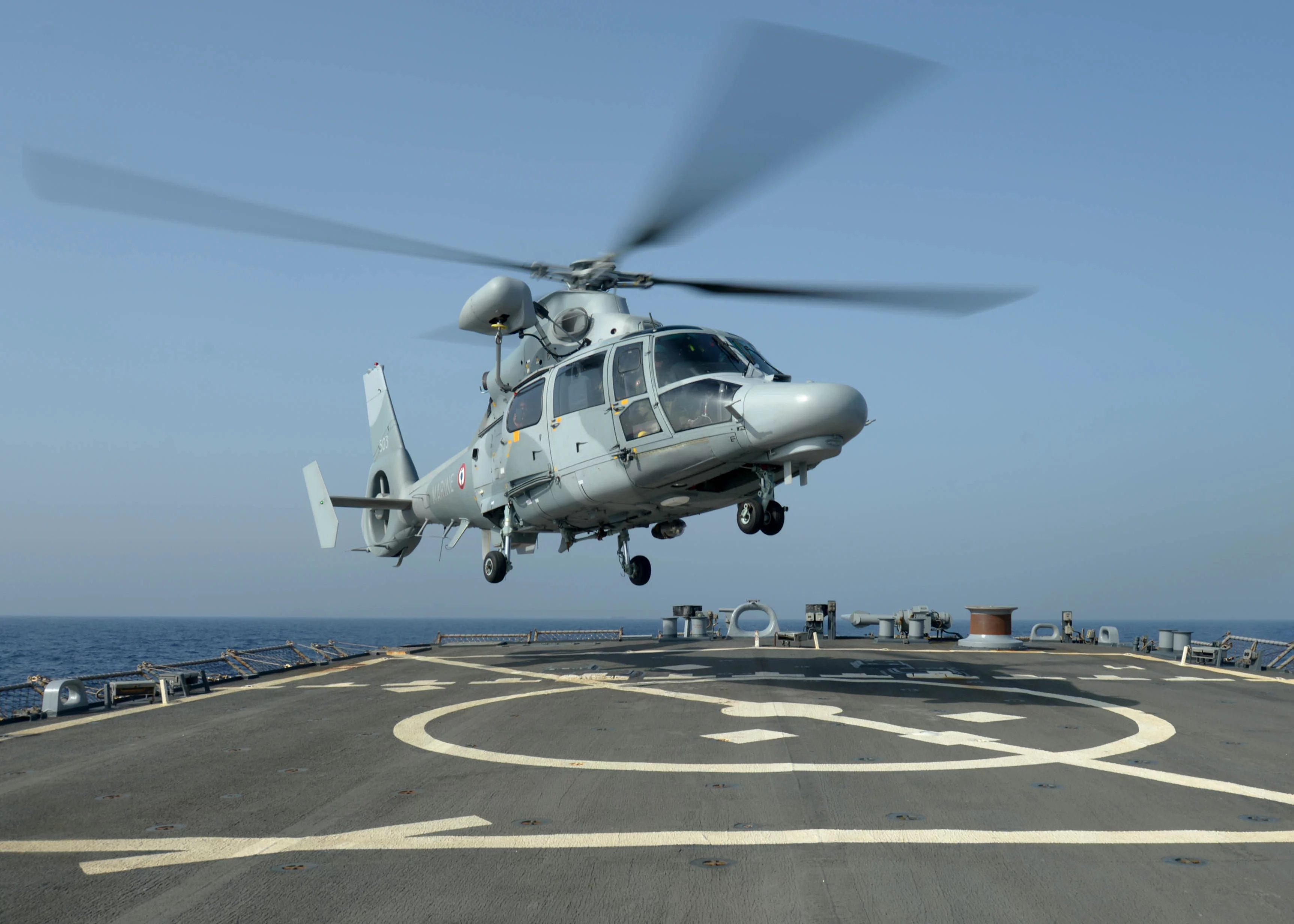 Un hélicoptère AS565 Panther de la frégate Cassard se pose sur le pont d'envol du destroyer USS Ramage