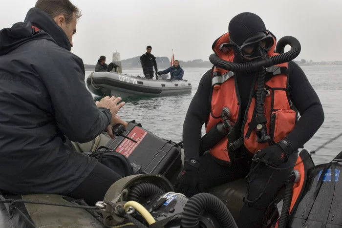 Les plongeurs se préparent Ã  détruire les bombes