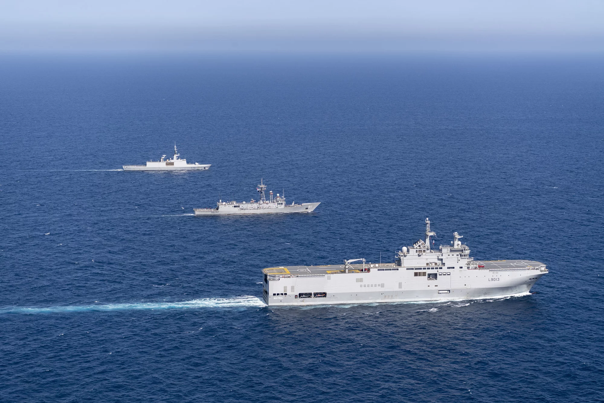 Le porte-hélicoptères amphibie Mistral, la frégate Courbet et la frégate égyptienne Alexandria