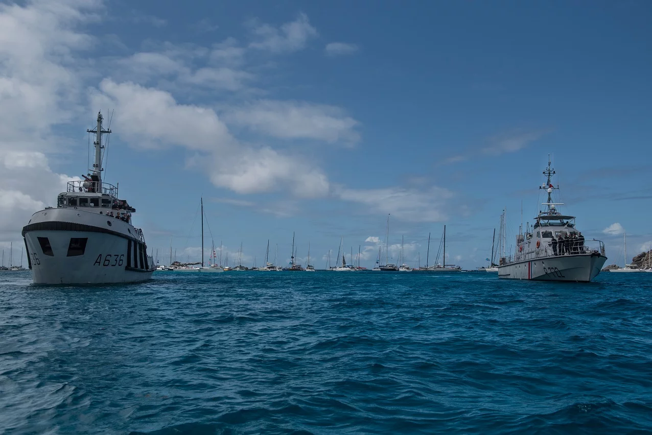 Le remorqueur portuaire côtier (RPC) Maïto et le patrouilleur côtier de la gendarmerie maritime (PCGM) Violette