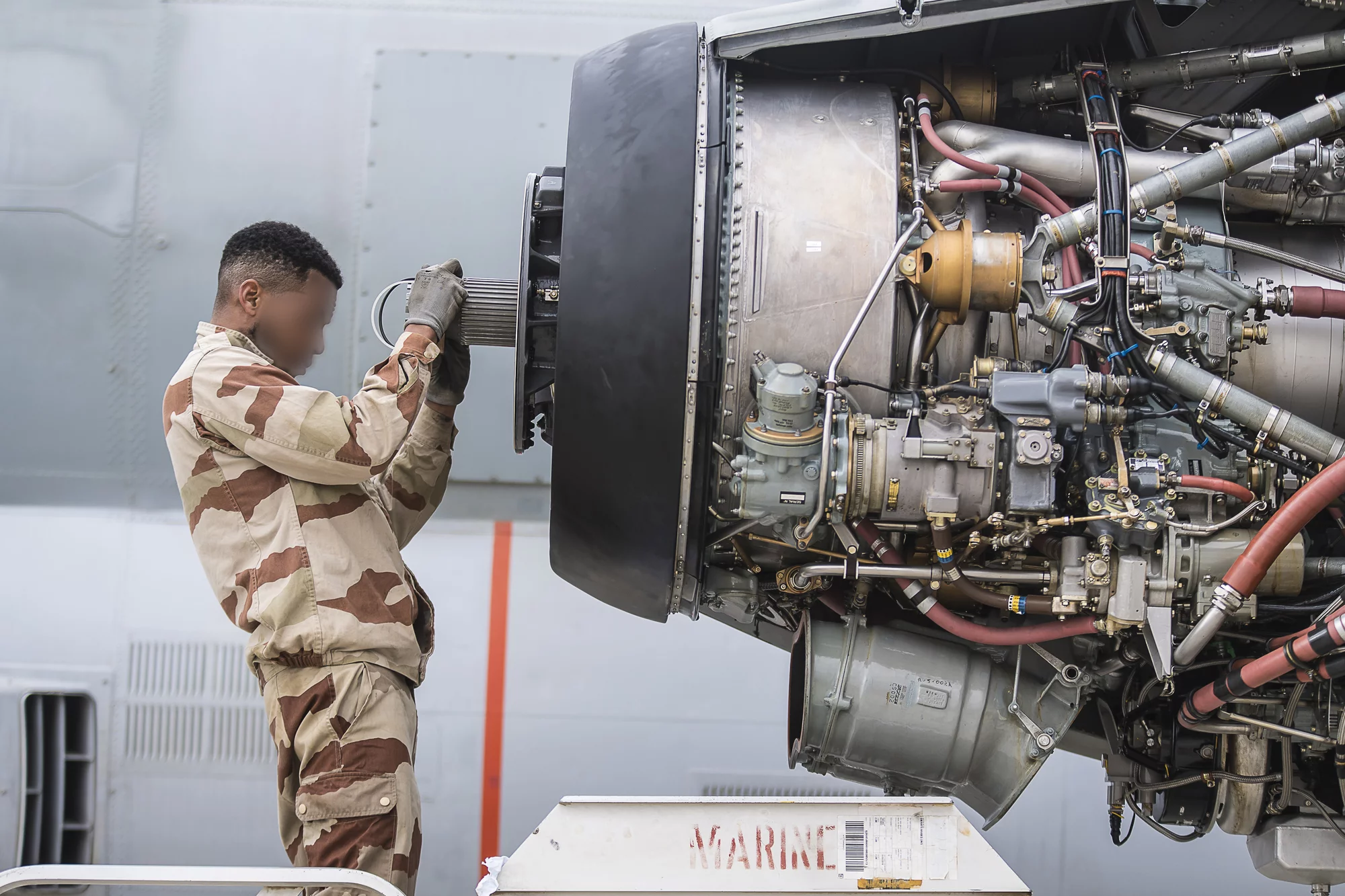 Changement d'une hélice sur un avion de patrouille maritime Atlantique 2