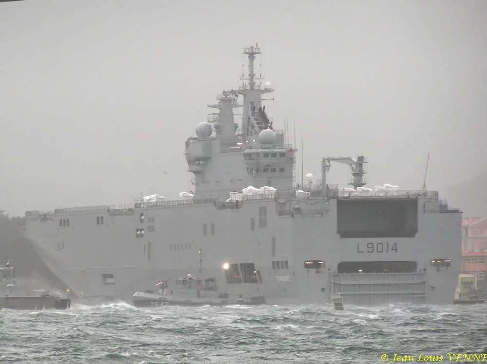 Des remorqueurs en soutien du BPC Tonnerre