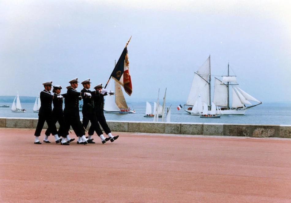 Cérémonie militaire à l'École navale