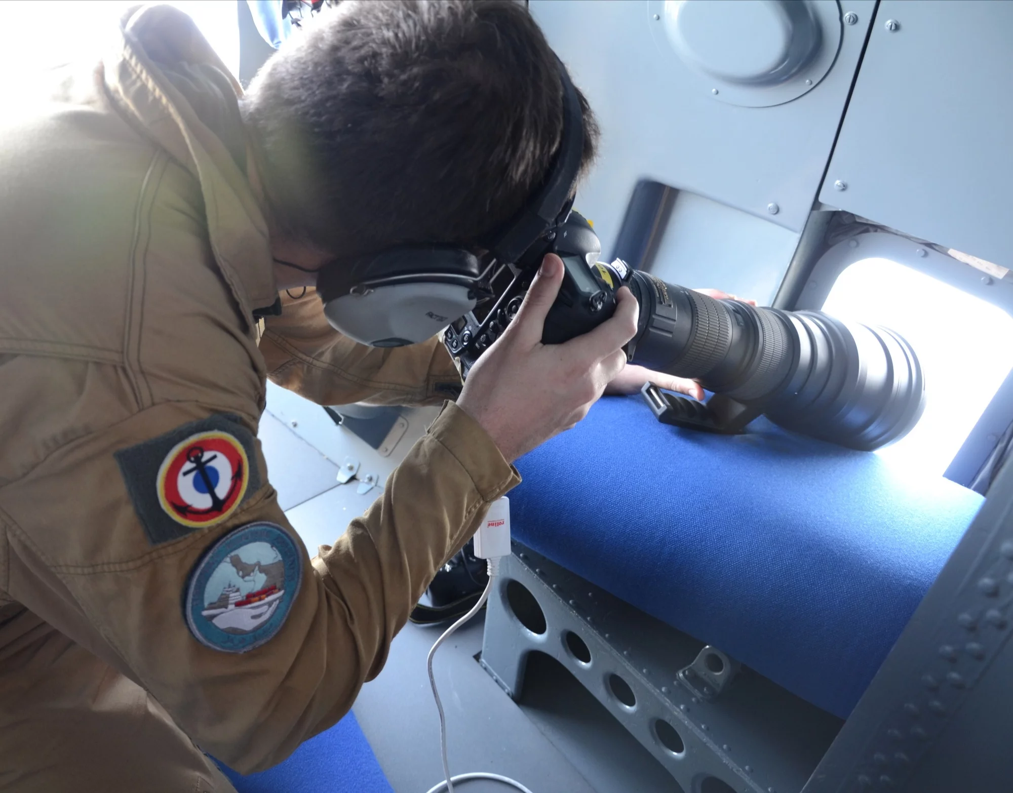 Un marin prend en photo un navire survolé par un Atlantique 2