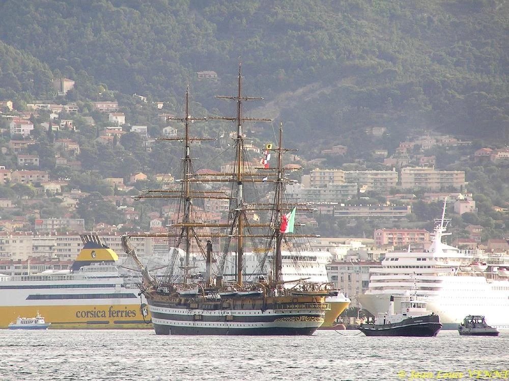 Le voilier école italien Amérigo Vespucci arrive à Toulon