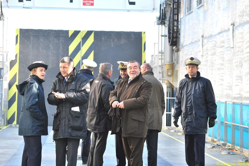 Le CEMM et les invités remontent à bord