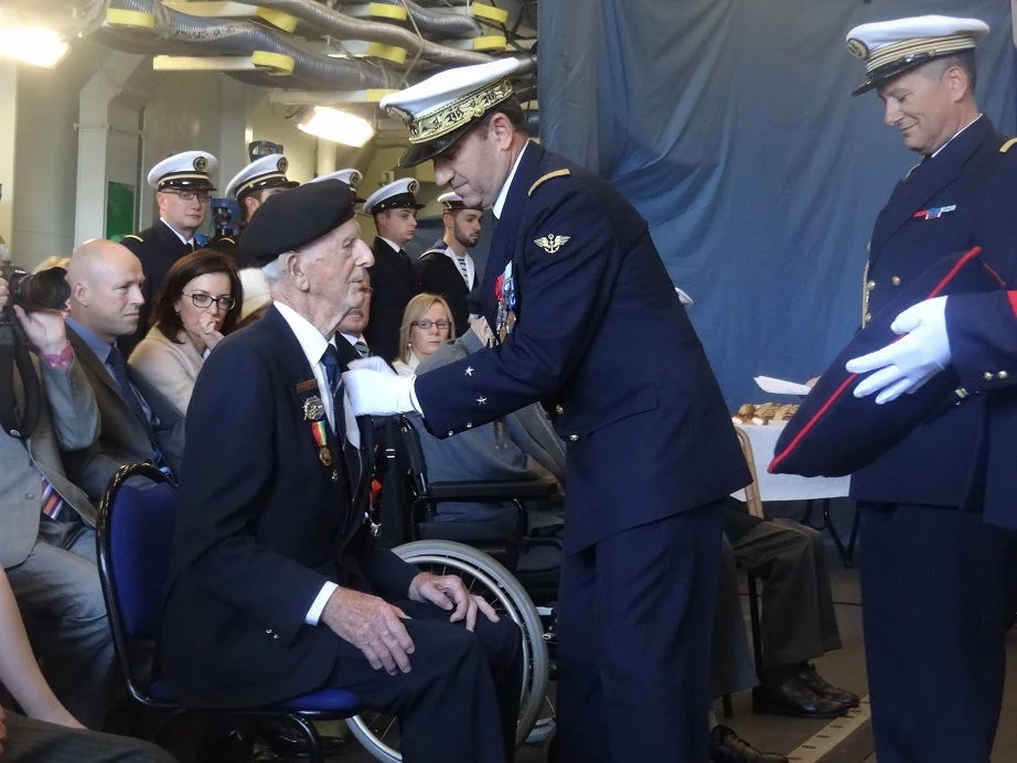 Remise de Légions d’honneur à des vétérans britanniques sur l’”Aquitaine”