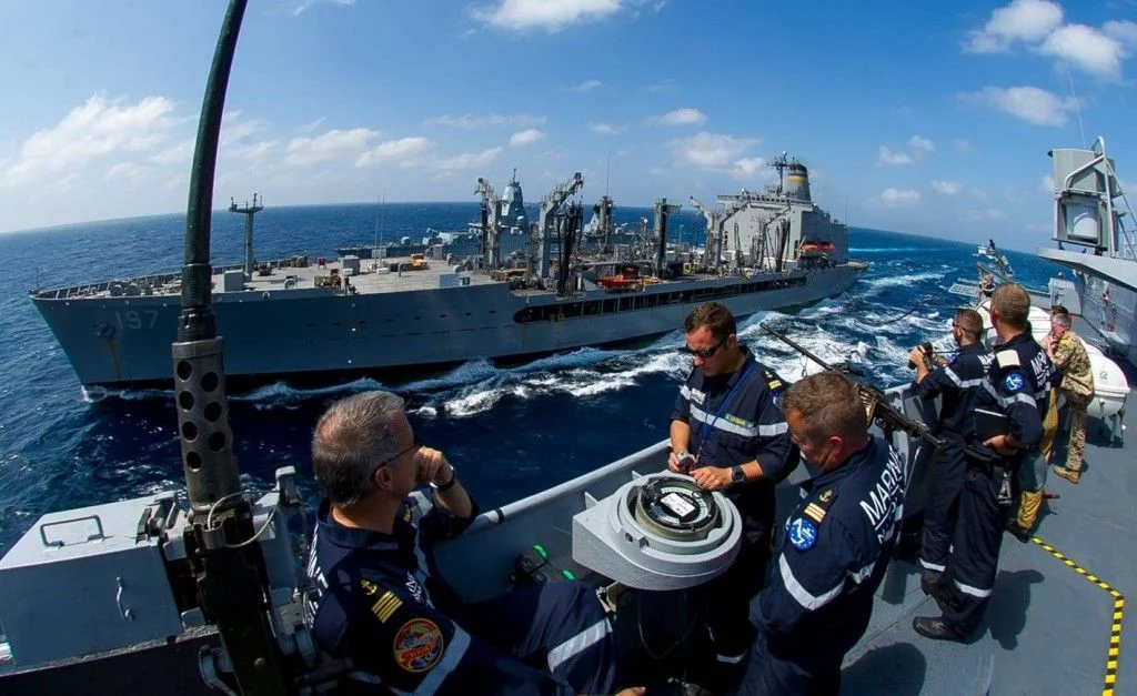 Trois bâtiments de la force européenne Atalante se ravitaillent auprès d’un ravitailleur américain dans le golfe d’Aden