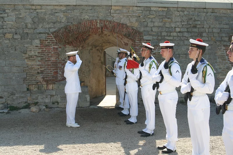 Le capitaine de frégate Leroy salue la garde d'honneur