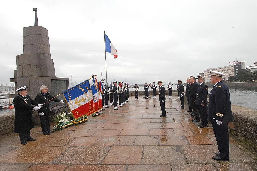 Cérémonie au monument Surcouf