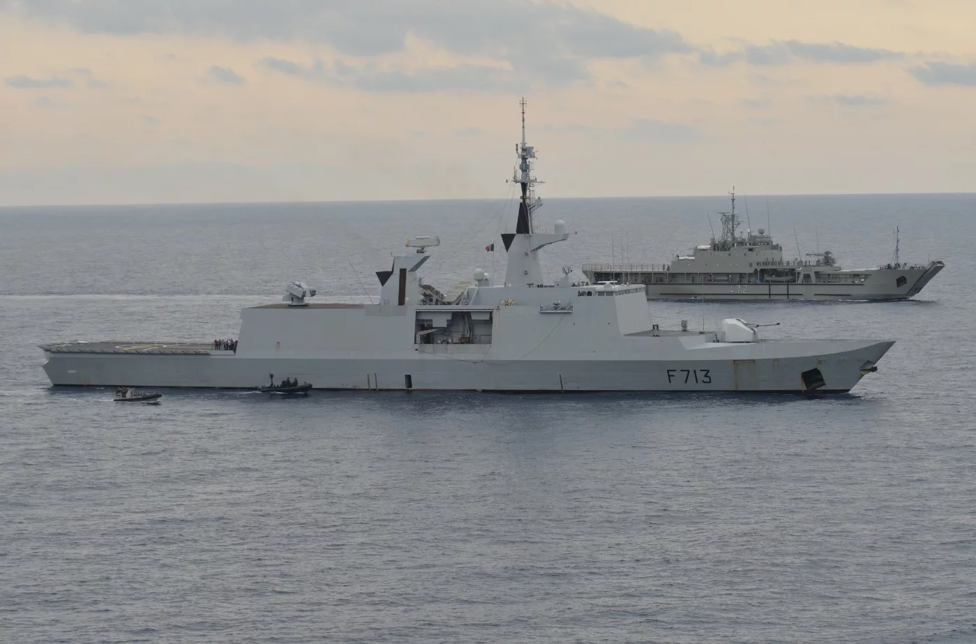 La frégate Aconit et le bâtiment algérien Kalaat Beni Hammad