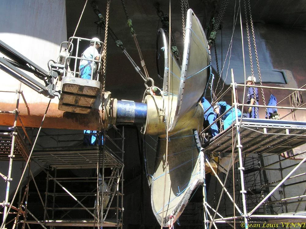 La seconde hélice du porte-avions